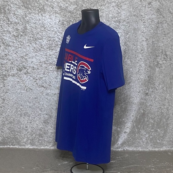 NIKE 2018 CHICAGO CUBS WORLD SERIES CHAMPIONS GRAPHIC T-SHIRT - Picture 4 of 8